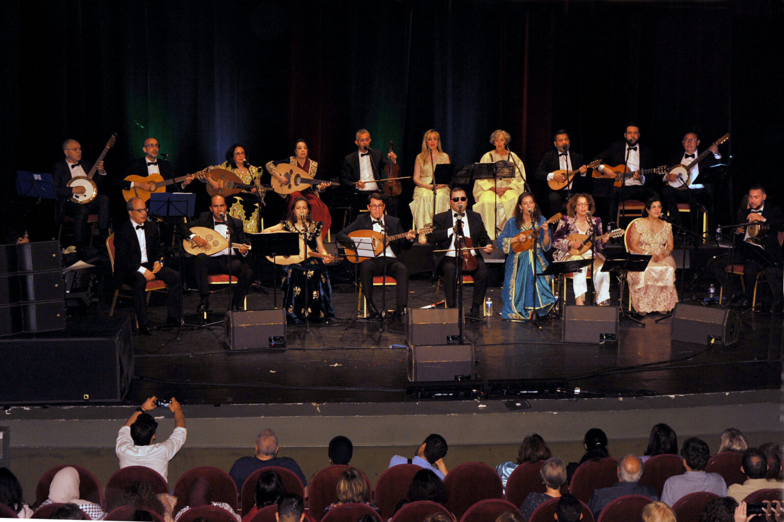 SABA Orchestra en tenues de scène lors du concert de ses dix ans, musiciens et chanteurs réunis en deux rangées.